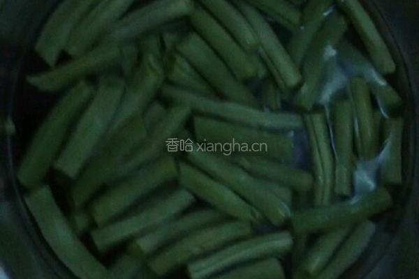 土豆炖豆角炒肉的做法图解2