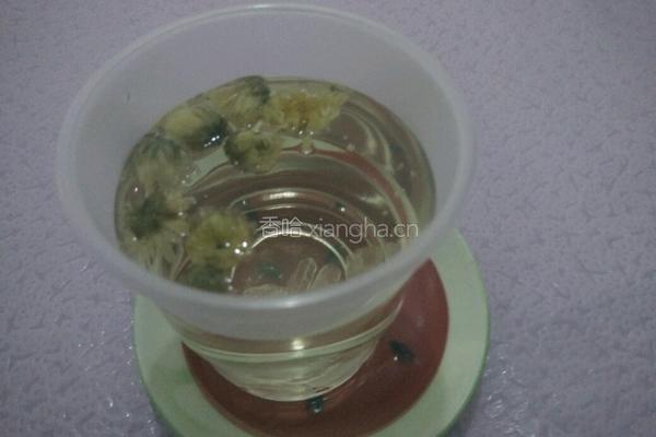 蜂蜜菊花茶的做法图解3