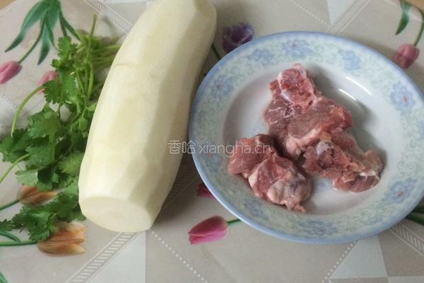 萝卜骨头汤的做法图解1
