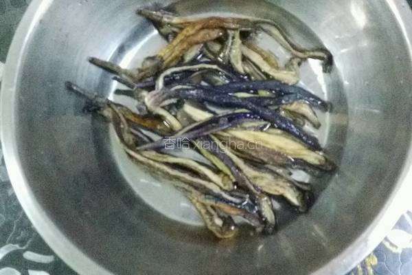 茄子干土豆条炒牛肉的做法图解1