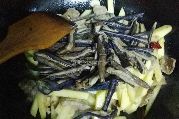 茄子干土豆条炒牛肉的做法图解8