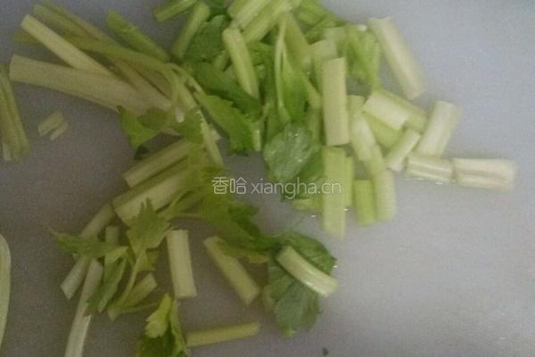 芹菜炒鱼丸的做法图解2