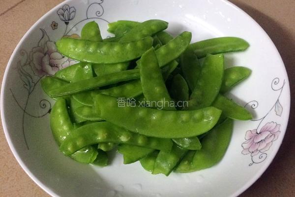 荷兰豆炒腊肠的做法图解1