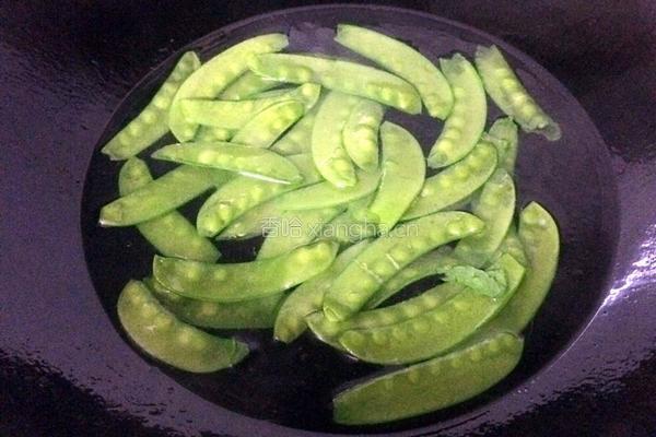 荷兰豆炒腊肠的做法图解3