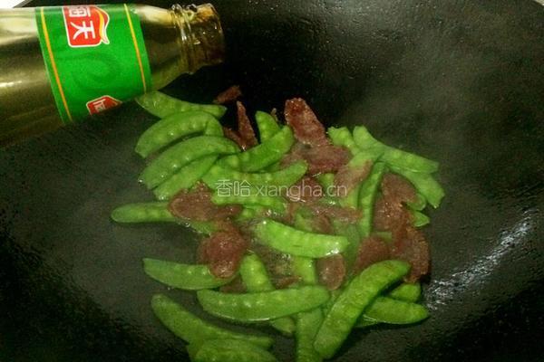 荷兰豆炒腊肠的做法图解6