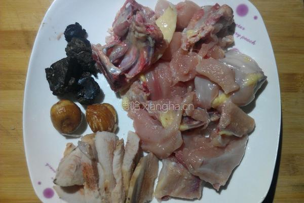 土茯苓生地煲鸡汤的做法图解1