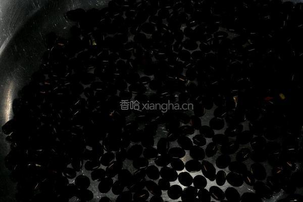 黑豆雪梨冰糖水的做法图解2