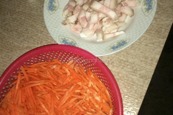 肉炒红萝卜的做法图解1