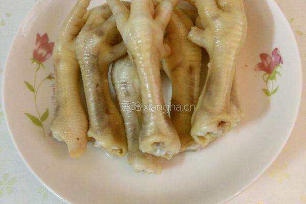 黑豆眉豆鸡脚汤的做法图解3