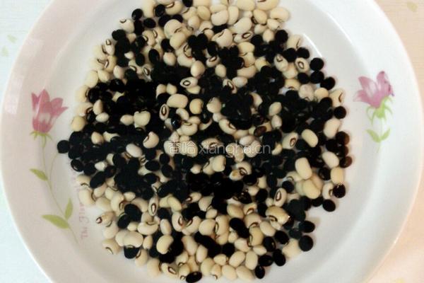 黑豆眉豆鸡脚汤的做法图解5