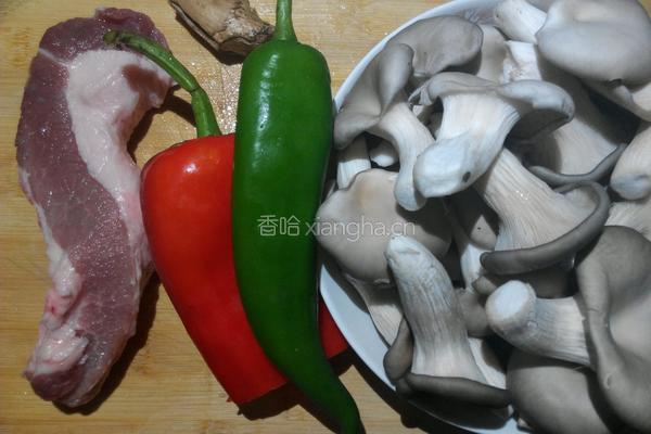 平菇炒肉的做法图解1
