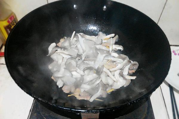 平菇炒肉的做法图解7