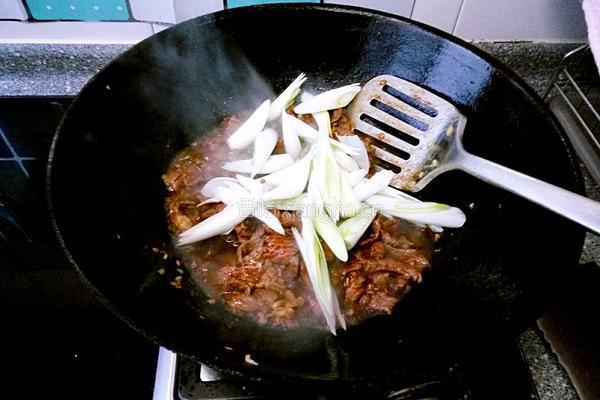 大葱爆羊肉的做法图解5