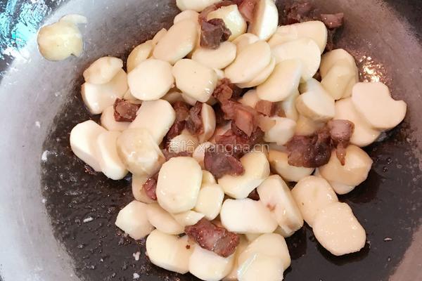 慈菇焖腊肉的做法图解5