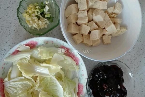 白菜木耳冻豆腐的做法图解2