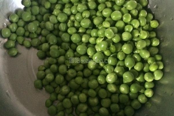 豌豆胡萝卜肉丁的做法图解2