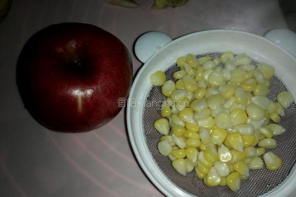 玉米苹果沙拉的做法图解2
