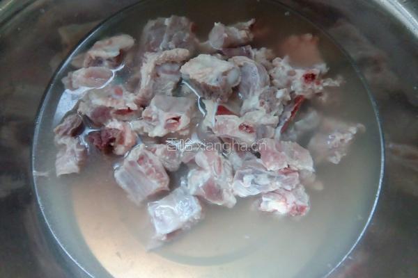 剁椒排骨的做法图解1