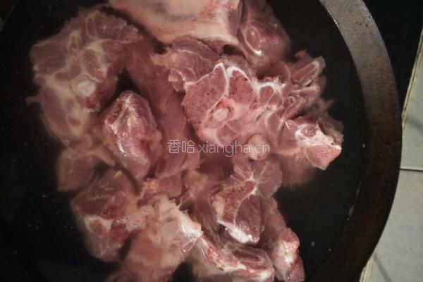 排骨炖土豆的做法图解1