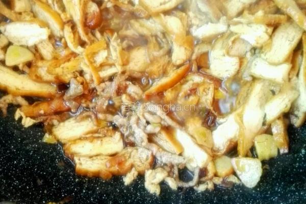蚝油紫甘蓝炒油豆腐的做法图解2