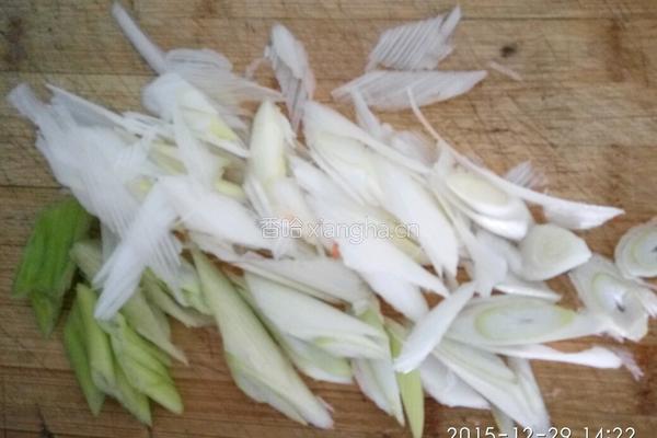 凉调胡萝卜丝的做法图解2