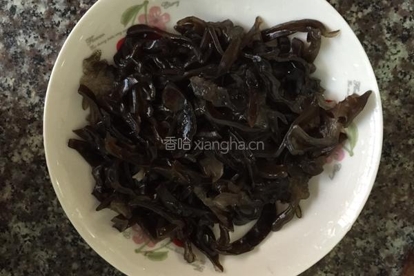 黑木耳炒鸡胸肉的做法图解2