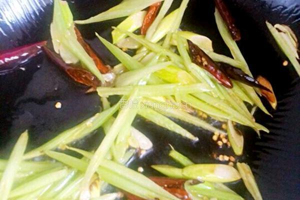 芹菜土豆丝的做法图解2