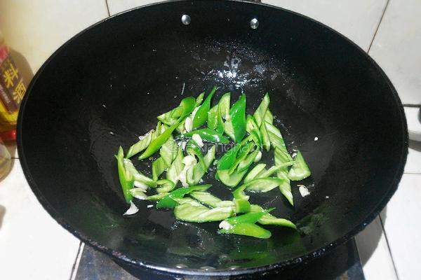 辣椒炒火腿肠的做法图解5