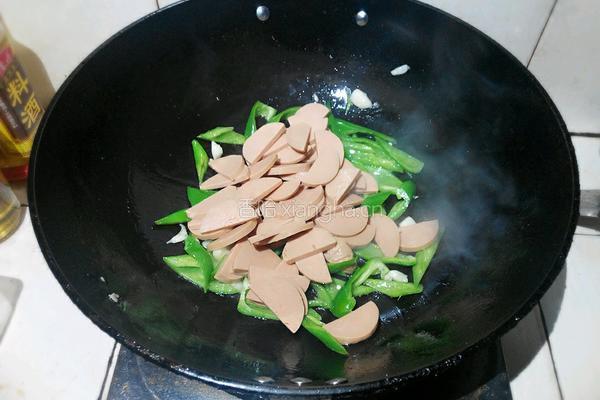 辣椒炒火腿肠的做法图解6