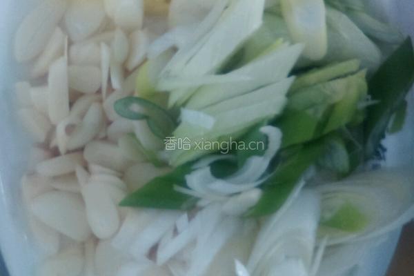 芹菜炒肉的做法图解1