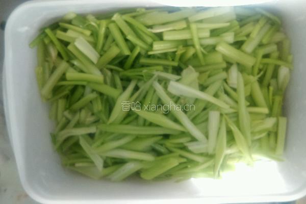 芹菜炒肉的做法图解2