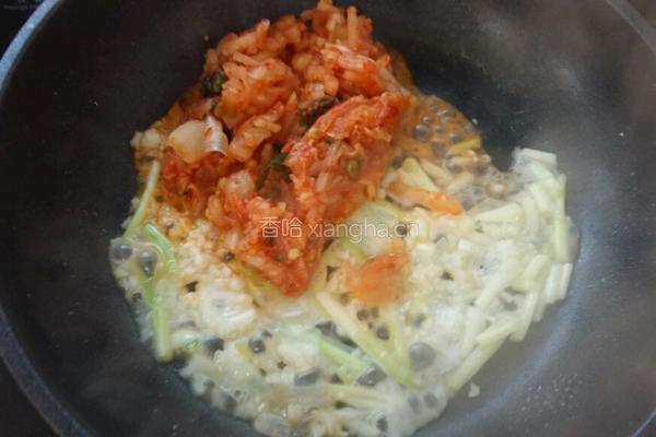 泡菜鸡蛋炒饭的做法图解3