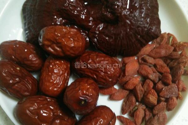 灵芝排骨汤的做法图解2