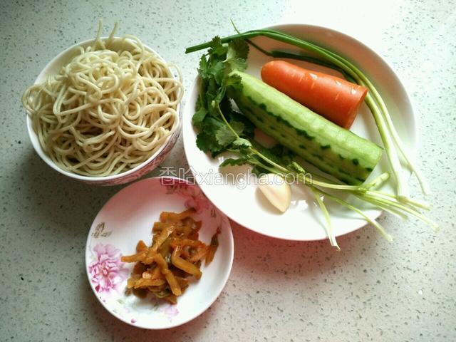 备好图中食材。黄瓜、胡萝卜、香菜、葱、蒜洗净，面、榨菜。
