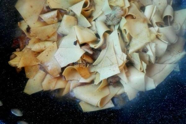 干豆腐炒葫萝卜片的做法图解2