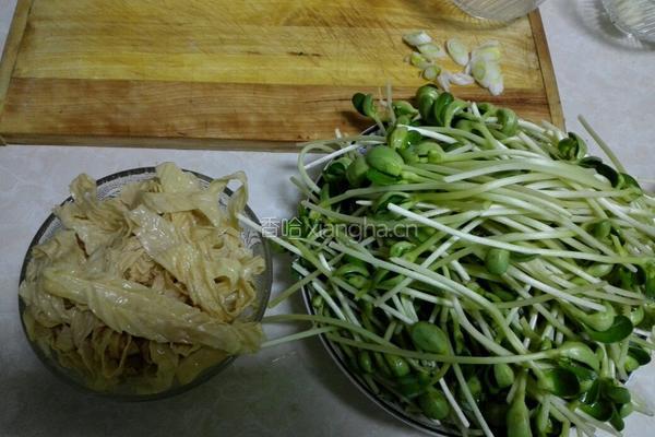 豆苗炒油皮的做法图解1