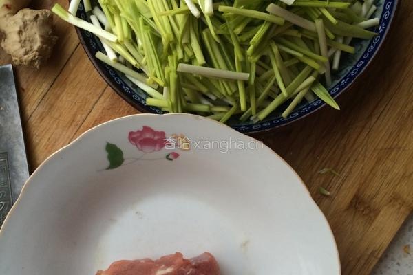 蒜苗炒肉丝的做法图解1