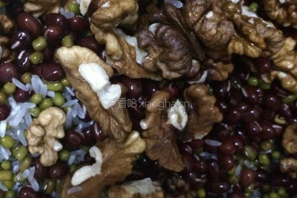 红豆绿豆核桃仁粥的做法图解3