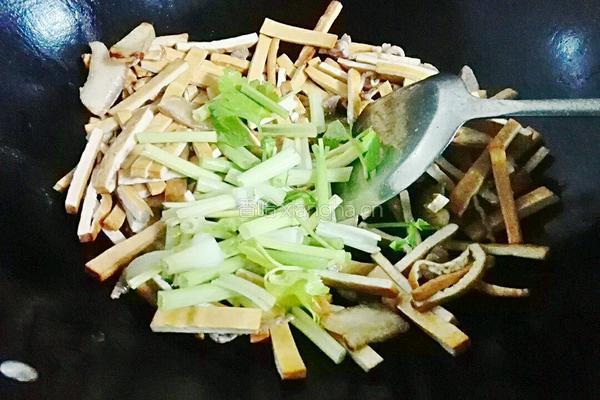 芹菜炒香干的做法图解6