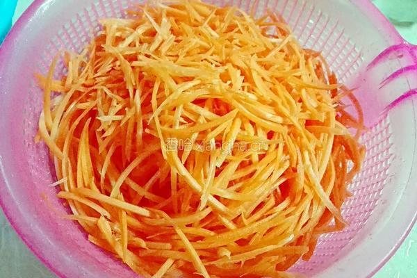 芹菜炒胡萝卜的做法图解1