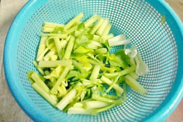 芹菜炒胡萝卜的做法图解2