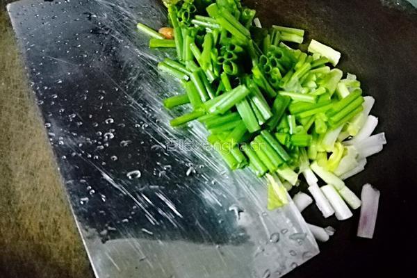 芹菜炒胡萝卜的做法图解3