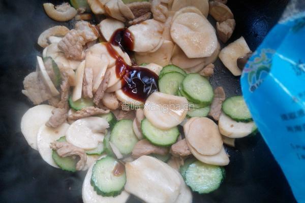 黄瓜杏鲍菇炒肉的做法图解7
