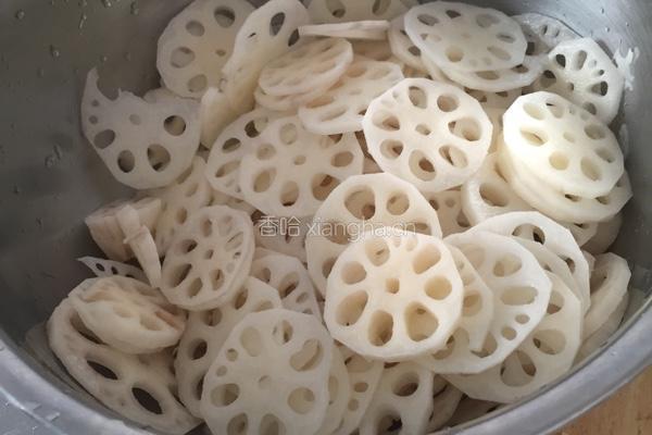 爆炒藕片的做法图解1