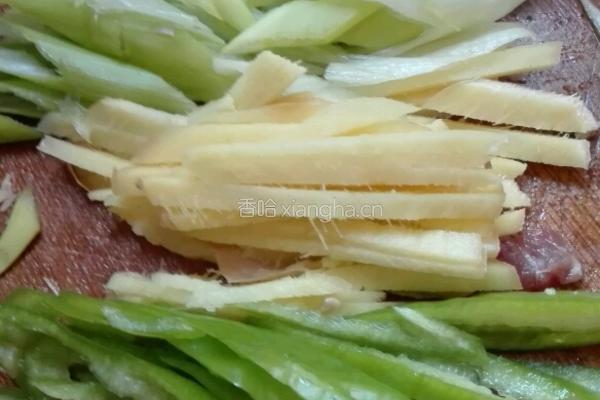 青椒炒芥菜丝的做法图解2