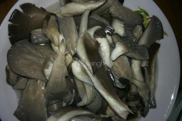 蘑菇炒肉的做法图解1