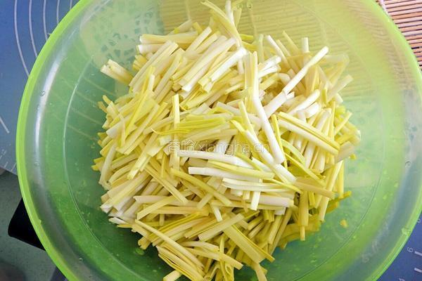 肉丝炒蒜黄的做法图解1