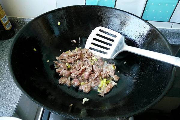 肉丝炒蒜黄的做法图解4