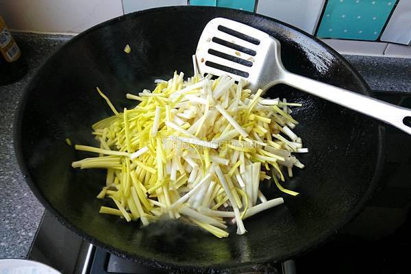 肉丝炒蒜黄的做法图解6