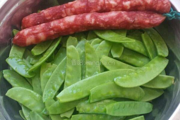 荷兰豆烧香肠的做法图解1